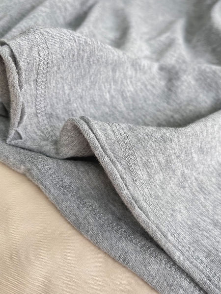 Jednobojni model ženske bluze sa špic izrezom