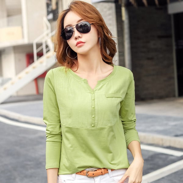 Moderna ženska bluza sa špic izrezom - čisti model