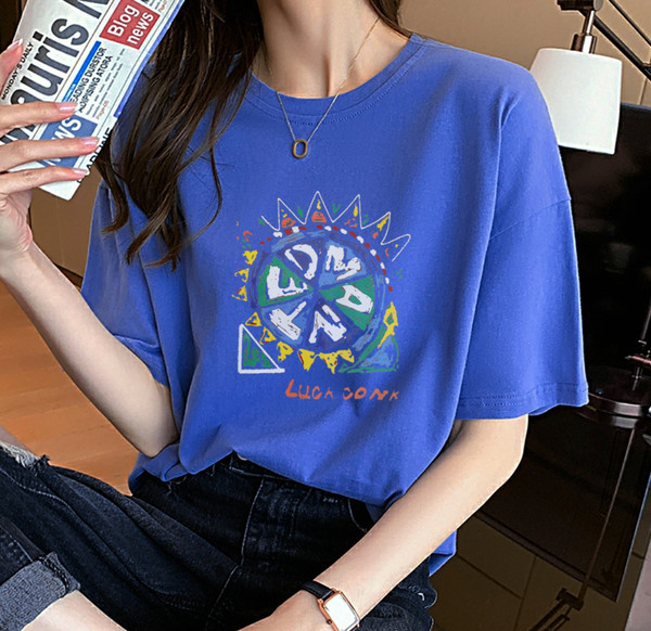 Naujo modelio moteriški marškinėliai su spalvotomis aplikacijomis