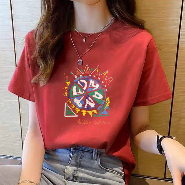 Naujo modelio moteriški marškinėliai su spalvotomis aplikacijomis