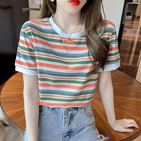 Ležerna ženska majica na pruge kratkih rukava