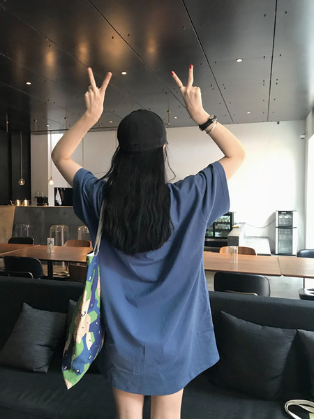 Ženska široka majica s okruglim izrezom-čisti model