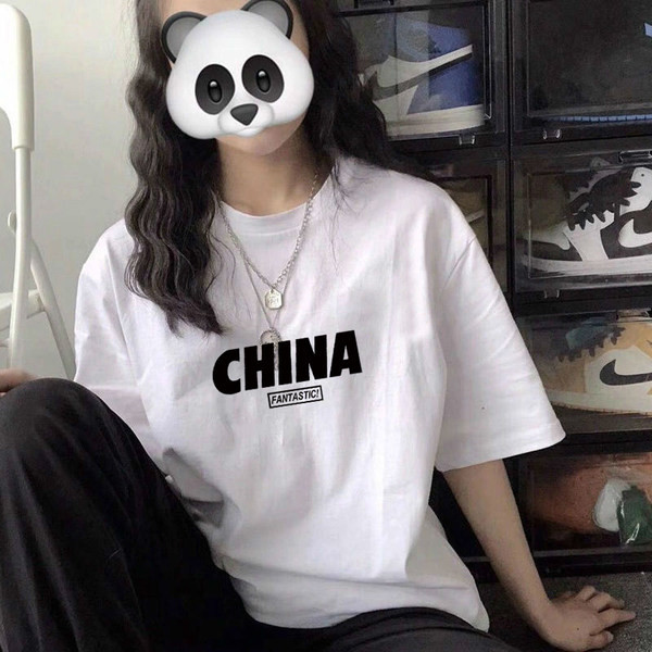 Ежедневна дамска тениска в бял цвят и различни апликации - свободен модел