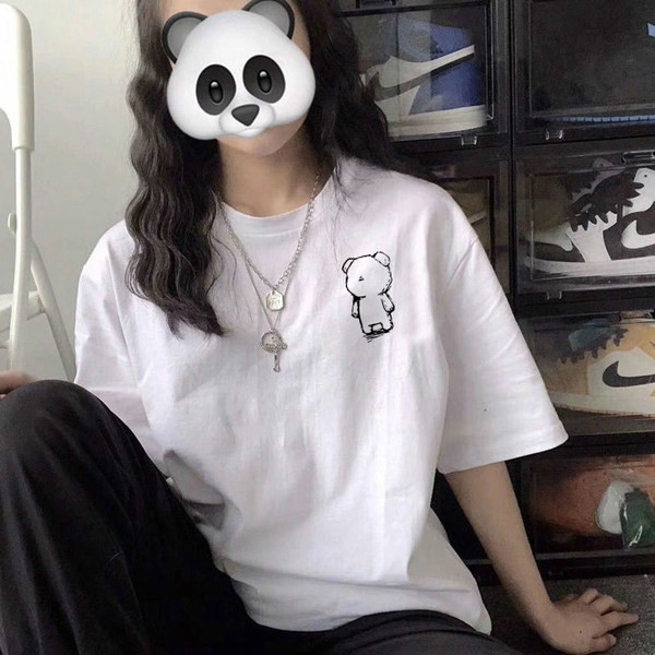 Ежедневна дамска тениска в бял цвят и различни апликации - свободен модел