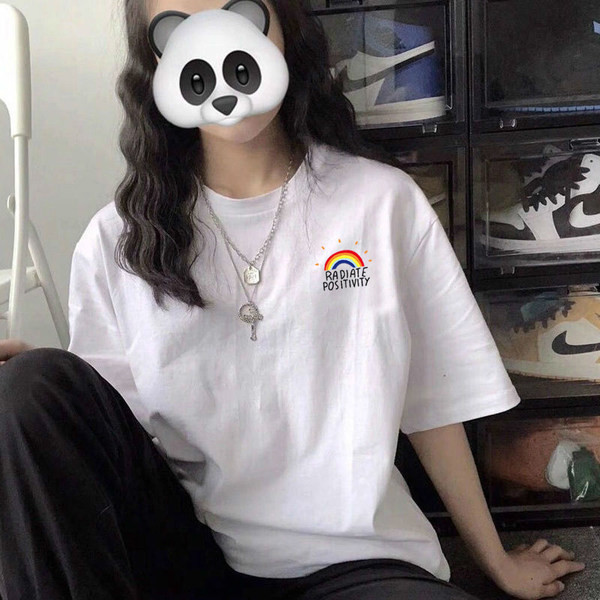 Ежедневна дамска тениска в бял цвят и различни апликации - свободен модел