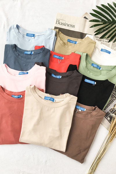 Jednobojna ženska majica kratkih rukava i ovalnog dekoltea