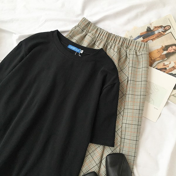 Jednobojna ženska majica kratkih rukava i ovalnog dekoltea