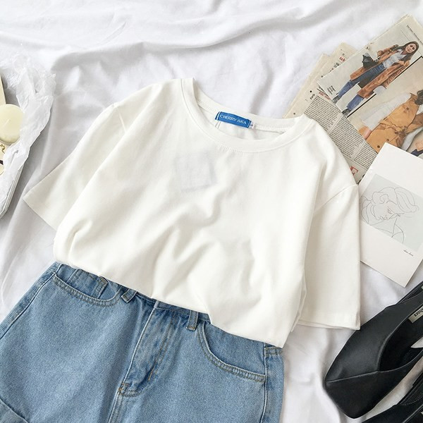 Jednobojna ženska majica kratkih rukava i ovalnog dekoltea