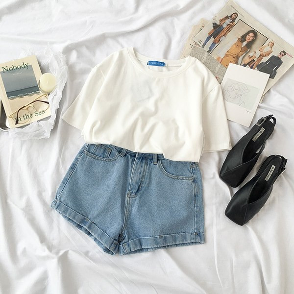 Jednobojna ženska majica kratkih rukava i ovalnog dekoltea