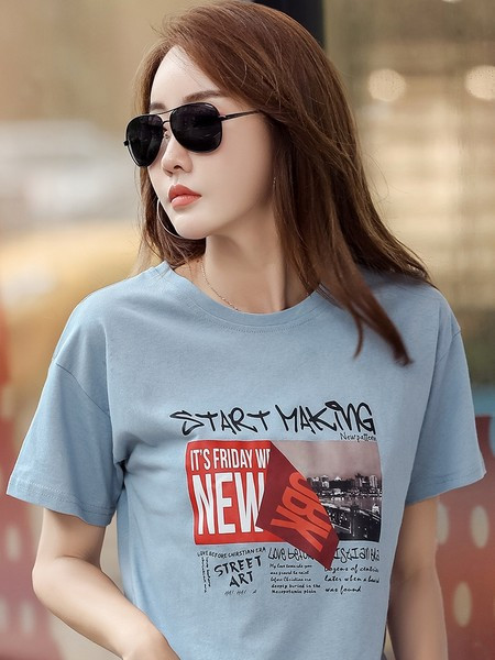 Ikdienas sieviešu blūze ar ovālu kakla izgriezumu un aplikāciju