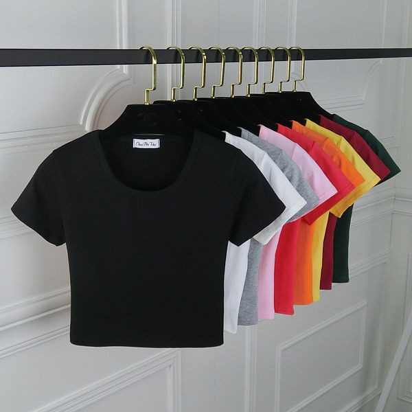 Kratki model ženske majice s ovalnim izrezom