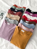 Običan model ženske majice s okruglim izrezom i kratkim rukavima