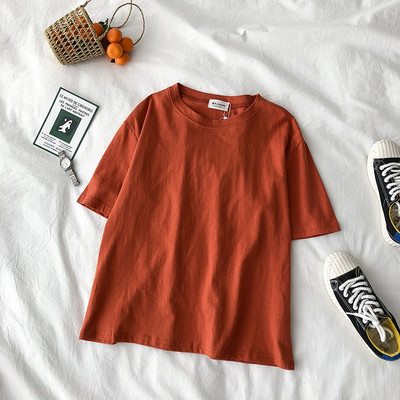 Običan model ženske majice s okruglim izrezom i kratkim rukavima