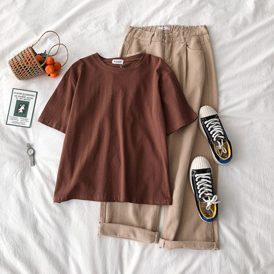 Običan model ženske majice s okruglim izrezom i kratkim rukavima