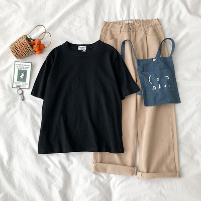 Običan model ženske majice s okruglim izrezom i kratkim rukavima