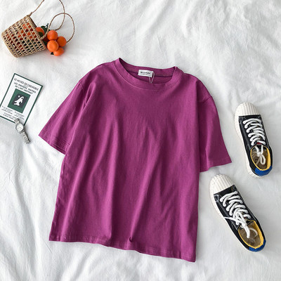 Običan model ženske majice s okruglim izrezom i kratkim rukavima