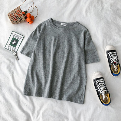 Običan model ženske majice s okruglim izrezom i kratkim rukavima