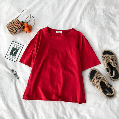 Običan model ženske majice s okruglim izrezom i kratkim rukavima