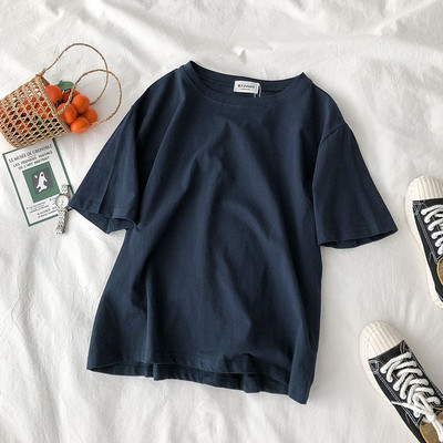 Običan model ženske majice s okruglim izrezom i kratkim rukavima