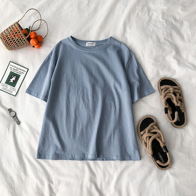 Običan model ženske majice s okruglim izrezom i kratkim rukavima