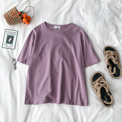 Običan model ženske majice s okruglim izrezom i kratkim rukavima