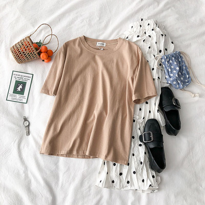 Običan model ženske majice s okruglim izrezom i kratkim rukavima