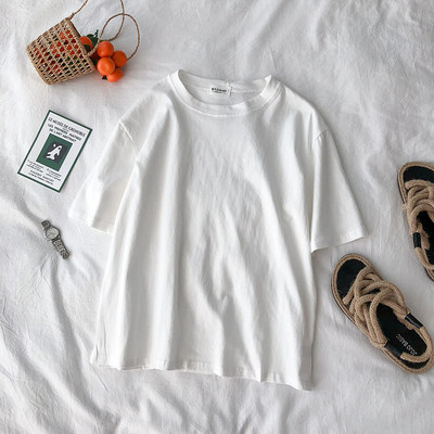 Običan model ženske majice s okruglim izrezom i kratkim rukavima