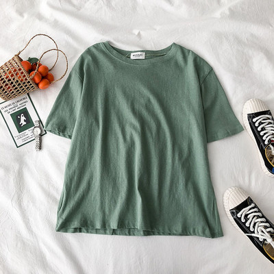 Običan model ženske majice s okruglim izrezom i kratkim rukavima