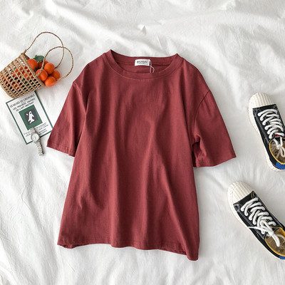 Običan model ženske majice s okruglim izrezom i kratkim rukavima