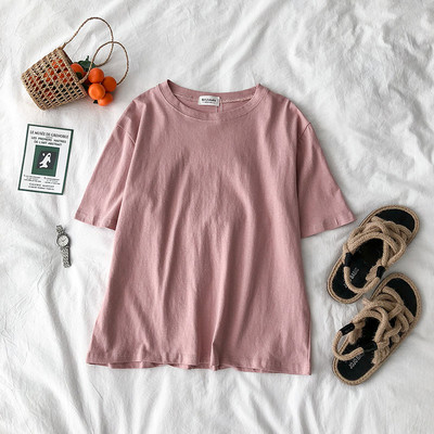 Običan model ženske majice s okruglim izrezom i kratkim rukavima