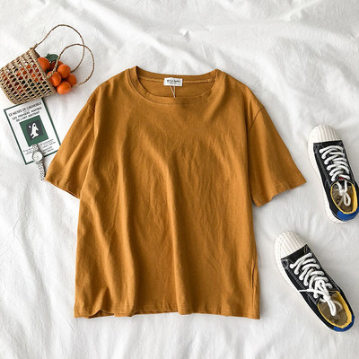 Običan model ženske majice s okruglim izrezom i kratkim rukavima