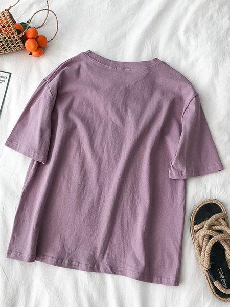 Običan model ženske majice s okruglim izrezom i kratkim rukavima