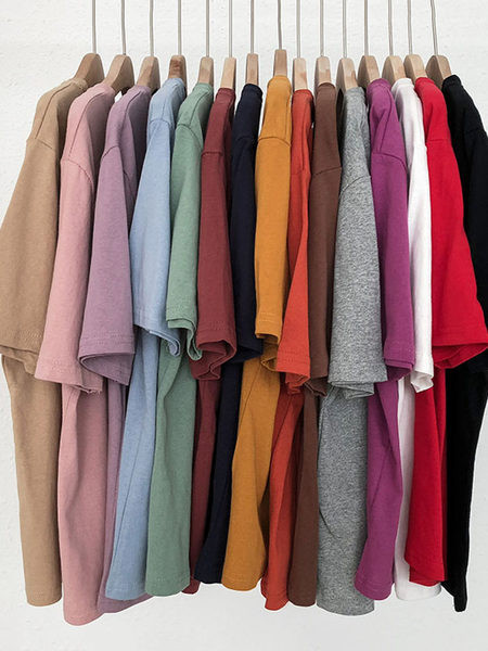 Običan model ženske majice s okruglim izrezom i kratkim rukavima