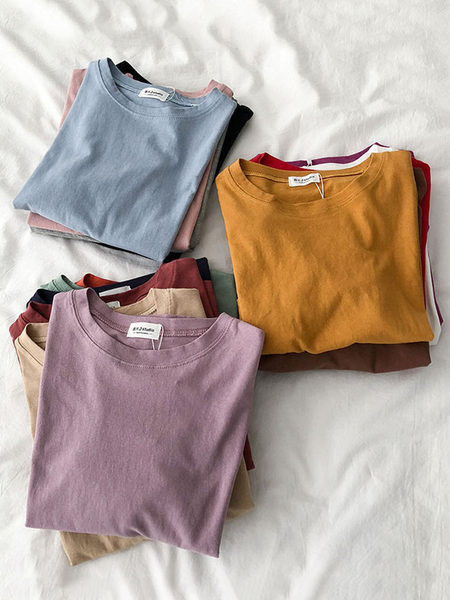 Običan model ženske majice s okruglim izrezom i kratkim rukavima