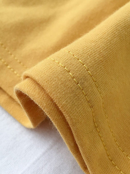 Ženska majica s raznim aplikacijama