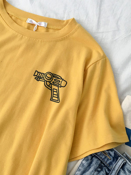 Ženska majica s raznim aplikacijama