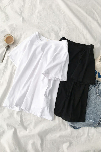 Običan model ženske majice s okruglim izrezom