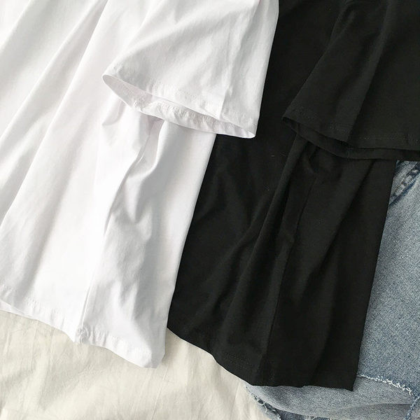 Običan model ženske majice s okruglim izrezom