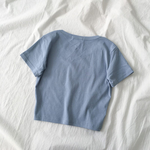 Īsa sieviešu vienkrāsaina blūze ar apaļu kakla izgriezumu