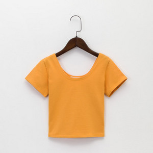 Jednobojni model kratke ženske bluze s ovalnim izrezom