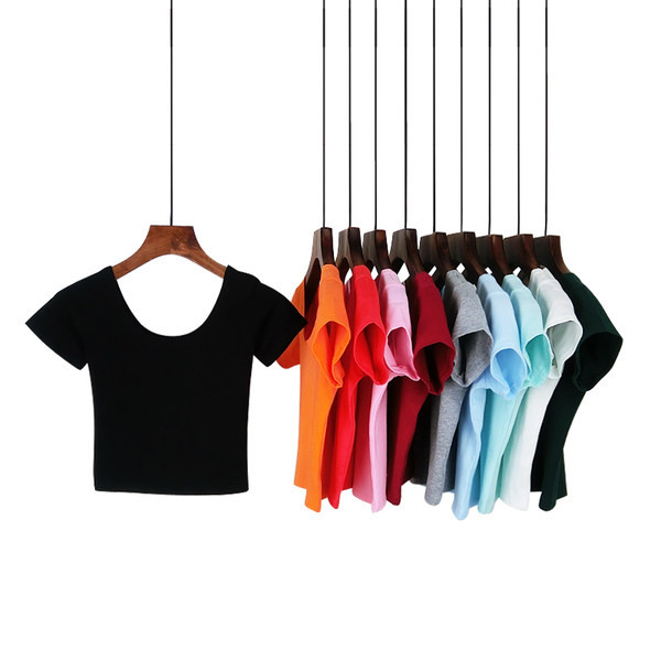 Jednobojni model kratke ženske bluze s ovalnim izrezom