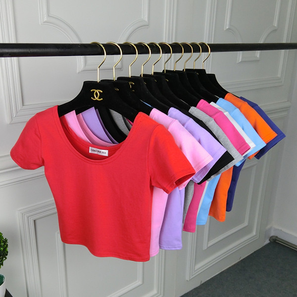 Jednobojni model kratke ženske bluze s ovalnim izrezom