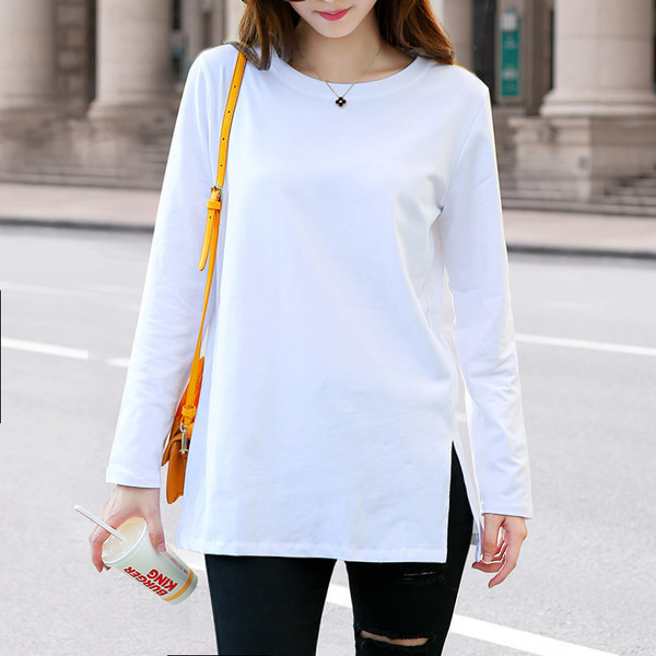 Ležerna ženska bluza s prorezom i dugim rukavima u bijeloj boji