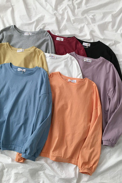 Jednobojni model ženske bluze dugih rukava