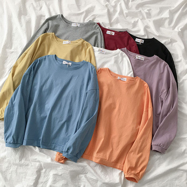 Jednobojni model ženske bluze dugih rukava