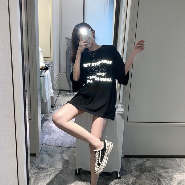 Široka ženska majica s natpisima i kratkim rukavima