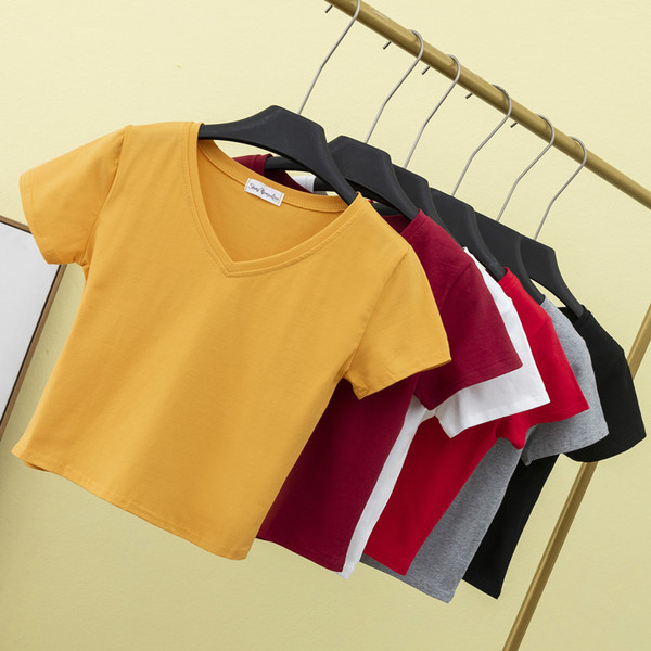 Kratka pripijena bluza sa špic izrezom