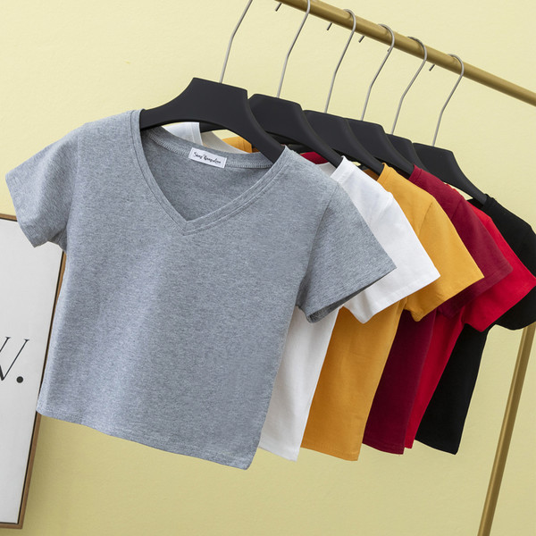 Kratka pripijena bluza sa špic izrezom