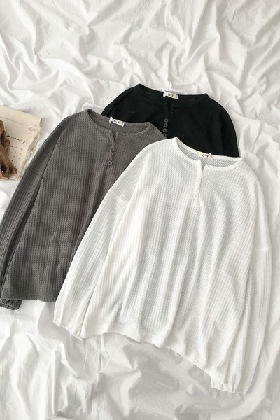 Ležerna ženska bluza s gumbima i okruglim izrezom