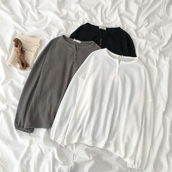 Ležerna ženska bluza s gumbima i okruglim izrezom